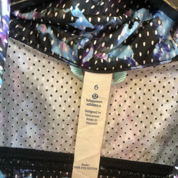 Lululemon Back Pack It Jacket in Multi Floral (6) - Picture 6 of 7